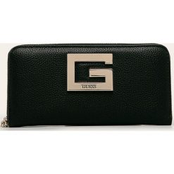 Guess Jeans - Portfel. Czarne portfele damskie Guess Jeans, z aplikacjami, z poliesteru. W wyprzedaży za 259,90 zł.