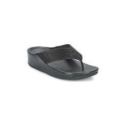 Sandały FitFlop CRYSTALL. Czarne sandały damskie FitFlop, bez wzorów, bez obcasa, bez zapięcia. W wyprzedaży za 319,20 zł.