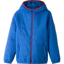 Lekka kurtka pikowana z kapturem bonprix lazurowy. Niebieskie kurtki chłopięce bonprix, bez wzorów, z kapturem. Za 54,99 zł.