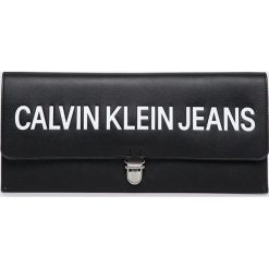 Calvin Klein Jeans - Kopertówka. Czarne kopertówki damskie Calvin Klein Jeans, na co dzień, z nadrukiem, z jeansu, casualowe, duże, z nadrukiem, bez dodatków. W wyprzedaży za 259,90 zł.