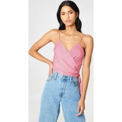 NA-KD Boho Kopertowy top na ramiączkach - Pink. Różowe topy damskie marki NA-KD Boho, bez wzorów, bez kołnierzyka. Za 121,95 zł.