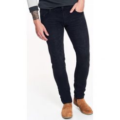 SPODNIE MĘSKIE JEANSOWE O KROJU SLIM. Czarne spodnie męskie Top Secret, na co dzień, na zimę, m, bez wzorów, z jeansu, eleganckie. W wyprzedaży za 59,99 zł.