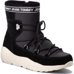 Śniegowce TOMMY JEANS - Hiking Hybrid Boot EN0EN00364 Black 990. Czarne buty zimowe damskie Tommy Jeans, z jeansu. Za 599,00 zł.