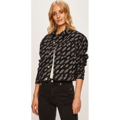 Calvin Klein Jeans - Kurtka jeansowa CK50. Czarne kurtki damskie s, z elastanu, krótkie. W wyprzedaży za 349,90 zł.