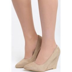 Beżowe Koturny Shrug Me Off. Brązowe czółenka marki Born2be, ze szpiczastym noskiem, na wysokim obcasie, na koturnie. Za 39,99 zł.
