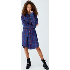 Sukienka koszulowa w kratkę. Czerwone sukienki damskie marki Pull&Bear, w kratkę, z jeansu, z koszulowym kołnierzykiem, koszulowe. Za 109,00 zł.