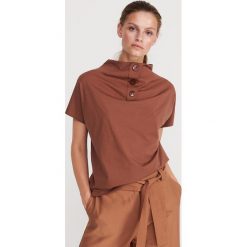 Bluzka z szeroką stójką - Brązowy. Pomarańczowe bluzki damskie Reserved, s, bez wzorów, ze stójką, bez rękawów. Za 89,99 zł.