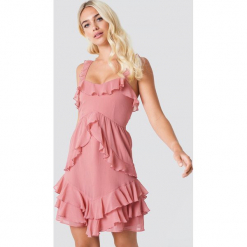 Linn Ahlborg x NA-KD Sukienka z falbankami - Pink. Różowe sukienki asymetryczne marki Linn Ahlborg x NA-KD, z poliesteru, z asymetrycznym kołnierzem. Za 141,95 zł.