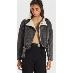 Jeansowa ramoneska z paskiem - Jasny szary. Szare kurtki damskie Cropp, xl, bez wzorów, z jeansu, bez kaptura. W wyprzedaży za 139,99 zł.