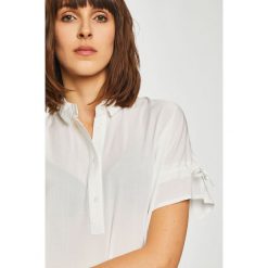 Medicine - Koszula Basic. Białe bluzki damskie MEDICINE, s, bez wzorów, z wiskozy, klasyczne, z klasycznym kołnierzykiem, z krótkim rękawem. W wyprzedaży za 29,90 zł.