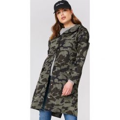 NA-KD Płaszcz przeciwdeszczowy moro - Green,Multicolor. Zielone płaszcze damskie NA-KD, moro, z poliesteru. Za 121,95 zł.