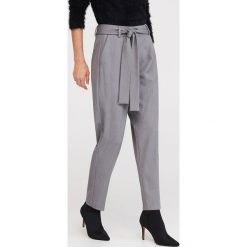Spodnie z wiązanym paskiem - Szary. Szare spodnie damskie Reserved. Za 139,99 zł.