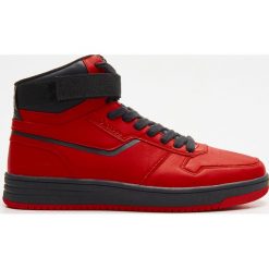 Wysokie buty sportowe - Czerwony. Czerwone buty sportowe męskie Cropp, bez zapięcia. Za 179,99 zł.