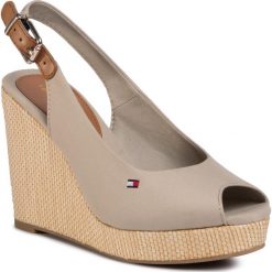 Espadryle TOMMY HILFIGER - Iconic Elena Sling Back Wedge FW0FW04789 Stone AEP. Brązowe espadryle damskie TOMMY HILFIGER, bez wzorów, ze skóry, bez obcasa, na obcasie. Za 359,00 zł.
