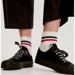 Sportowe skarpetki w stylu vintage. Czarne skarpetki damskie Pull&Bear. Za 15,90 zł.