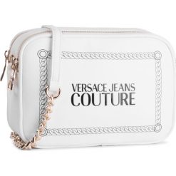 Torebka VERSACE JEANS COUTURE - E1VUBBT7 40329 003. Białe listonoszki damskie Versace Jeans Couture, z aplikacjami, z jeansu, zdobione, bez dodatków. Za 629,00 zł.