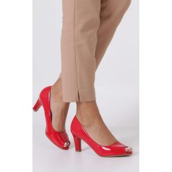 Czerwone Czółenka Lakierowane Peep Toe Ze Skórzaną Wkładką Casu Dd19X1/rp. Czerwone czółenka damskie Casu, bez wzorów, z lakierowanej skóry, z otwartym noskiem, bez obcasa. W wyprzedaży za 49,99 zł.