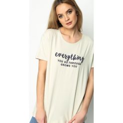 Beżowy T-shirt Influencer. Brązowe t-shirty damskie marki Born2be, s, z napisami, z okrągłym kołnierzem, z krótkim rękawem. Za 39,99 zł.