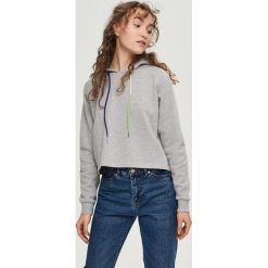 Krótka bluza z kapturem - Jasny szar. Szare bluzy z kapturem damskie marki Sinsay, l, z krótkim rękawem, krótkie. W wyprzedaży za 29,99 zł.