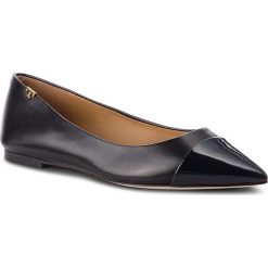 Baleriny TORY BURCH - Penelope Cap Toe Flat 51968 Perfect Black/Perfect Navy 014. Czarne baleriny damskie lakierowane marki Tory Burch, z lakierowanej skóry. W wyprzedaży za 689,00 zł.