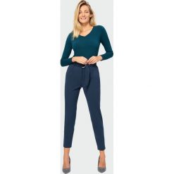 Eleganckie spodnie z paskiem. Spodnie damskie Greenpoint, z elastanu. Za 99,99 zł.