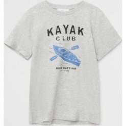 Mango Kids - T-shirt dziecięcy Kayak 110-164 cm. Szare t-shirty chłopięce Mango Kids, z nadrukiem, z bawełny, bez rękawów. Za 45,90 zł.