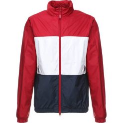 Nike SB DRY HOODED STRIPE Kurtka wiosenna red crush/white/obsidian. Czerwone kurtki męskie marki Nike SB, xxl, bez wzorów, z poliesteru. Za 399,00 zł.