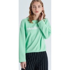 Bluza z napisem - Zielony. Zielone bluzy damskie Cropp, s, z napisami, bez rękawów, bez kaptura. Za 59,99 zł.