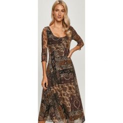 Desigual - Sukienka. Sukienki damskie Desigual, na co dzień, s, bez wzorów, z elastanu, casualowe, z okrągłym kołnierzem, z długim rękawem, długie, midi, rozkloszowane. Za 469,90 zł.
