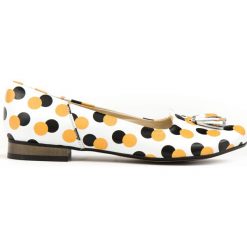 Klasyczne balerinki z frędzlami - skóra naturalna - model 009 - kolor żołte kropki. Żółte baleriny damskie Zapato, bez wzorów, ze skóry, eleganckie, na niskim obcasie, na obcasie. W wyprzedaży za 216,30 zł.