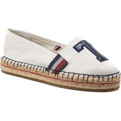Espadryle TOMMY HILFIGER - Patch Espadrille FW0FW03846 Whisper White 121. Białe espadryle damskie marki TOMMY HILFIGER, bez wzorów, ze skóry ekologicznej, bez obcasa, na płaskiej podeszwie, bez zapięcia. Za 299,00 zł.