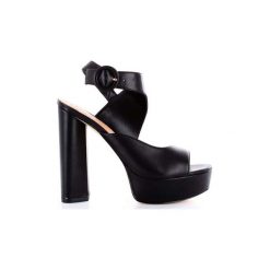 Sandały Guess FLMA22. Czarne sandały damskie marki Guess, z aplikacjami, bez obcasa, bez zapięcia. Za 695,07 zł.