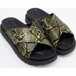Klapki z motywem zwierzęcym - Khaki. Brązowe klapki damskie Reserved, bez wzorów, bez obcasa. Za 69,99 zł.