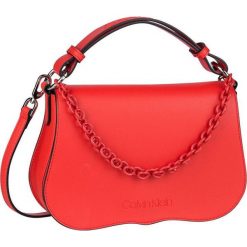Calvin Klein Torebka damska Americana Shoulder Process Red. Czerwone torebki klasyczne damskie Calvin Klein, w paski, bez dodatków. W wyprzedaży za 487,00 zł.