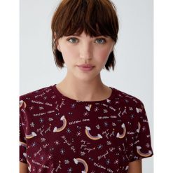 Koszulka w tęcze. Czerwone koszulki damskie marki Pull&Bear, bez wzorów, bez kołnierzyka, z krótkim rękawem. Za 29,90 zł.