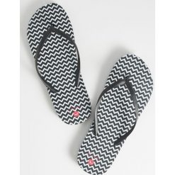 Wzorzyste klapki - Czarny. Czarne klapki damskie Sinsay, bez wzorów, bez obcasa. Za 9,99 zł.