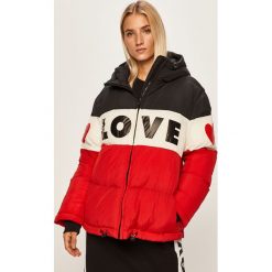Love Moschino - Kurtka. Czerwone kurtki damskie Love Moschino, s, bez wzorów, z elastanu, krótkie. W wyprzedaży za 999,90 zł.