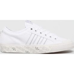 Adidas Originals - Tenisówki. Białe trampki i tenisówki damskie adidas Originals, bez wzorów, ze skóry, na sznurówki. W wyprzedaży za 219,90 zł.