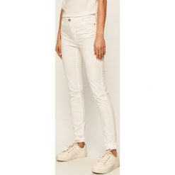 Trussardi Jeans - Jeansy Gabardine. Białe jeansy damskie Trussardi Jeans, bez wzorów, z elastanu. Za 449,90 zł.