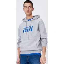 Bluza typu kangurka z kapturem - Jasny szary. Szare bluzy męskie Sinsay, s, bez wzorów, z kapturem, bez rękawów, z kapturem. Za 49,99 zł.