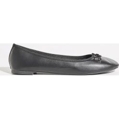Baleriny - Czarny. Czarne baleriny damskie marki Sinsay. Za 19,99 zł.