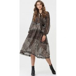 Brązowa Sukienka Sheryl. Pomarańczowe sukienki damskie Born2be, s, bez wzorów, z falbankami, z długim rękawem, długie, midi. Za 279,99 zł.