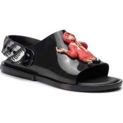 Sandały MELISSA - Twist + A La Garconne 32608 Black/Red 50965. Czarne klapki damskie Melissa, z aplikacjami, z tworzywa sztucznego, bez obcasa. W wyprzedaży za 399,00 zł.