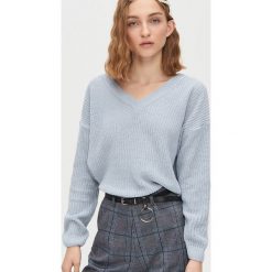 Sweter z dekoltem w serek - Niebieski. Niebieskie swetry damskie Cropp, s, bez wzorów, bez rękawów, bez kaptura. Za 69,99 zł.