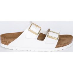 Birkenstock - Klapki Arizona. Białe klapki damskie Birkenstock, bez wzorów, ze skóry, bez obcasa, na obcasie. Za 299,90 zł.