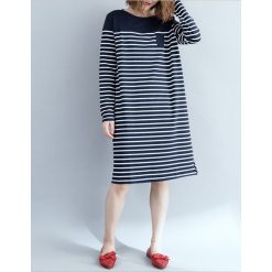 Sukienka w kolorze granatowo-białym ze wzorem. Niebieskie sukienki damskie Amato Rizzi, w paski, z okrągłym kołnierzem, z długim rękawem, długie, midi. W wyprzedaży za 139,95 zł.