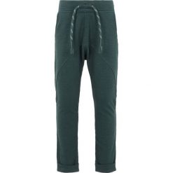 Spodnie dresowe "Najan" w kolorze zielonym. Zielone spodnie niemowlęce name it boys, bez wzorów, z dresówki. W wyprzedaży za 45,95 zł.