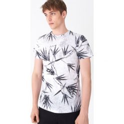 T-shirt z nadrukiem all over - Biały. Białe t-shirty damskie House, s, z nadrukiem, bez kołnierzyka. Za 39,99 zł.