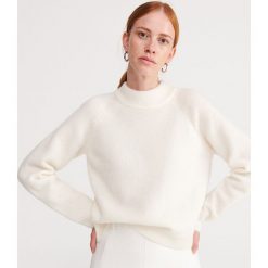 Sweter z wełną i moherem - Kremowy. Białe swetry damskie Reserved, s, bez wzorów, z wełny, bez rękawów, bez kaptura. Za 239,99 zł.