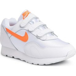 Buty NIKE - Outburst V AT5667 101 White/Hyper Crimson. Białe buty sportowe damskie Nike, bez wzorów, ze skóry ekologicznej, sportowe. W wyprzedaży za 269,00 zł.